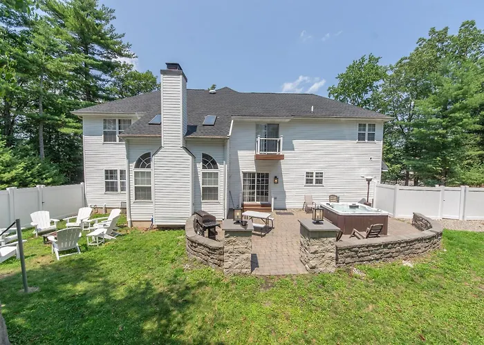 Hot Tub-King Suite-Fenced Yard-Game Room-Fire Pit