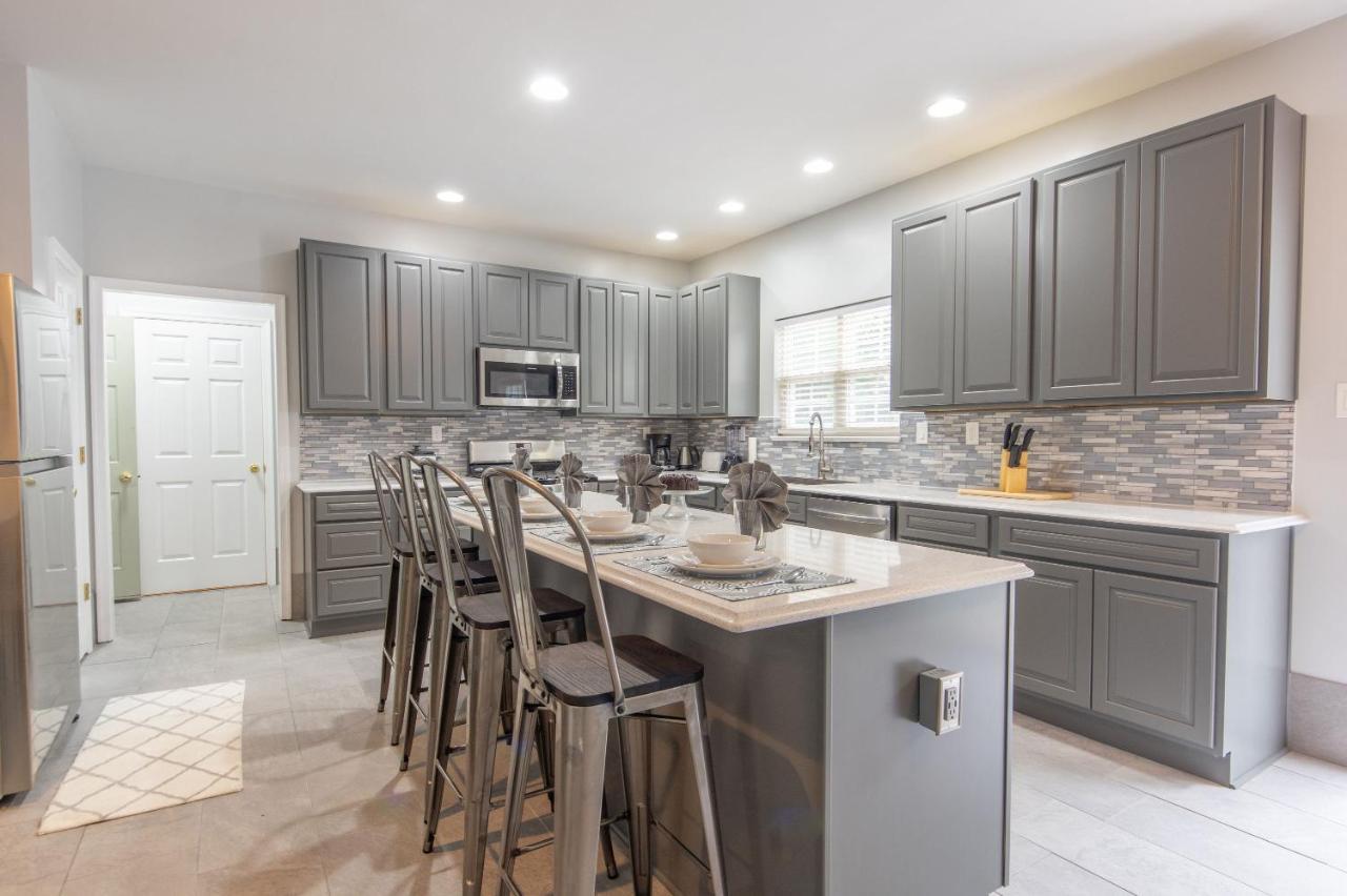 Holiday home Hot Tub-king Suite-fenced Yard-game Room-fire Pit