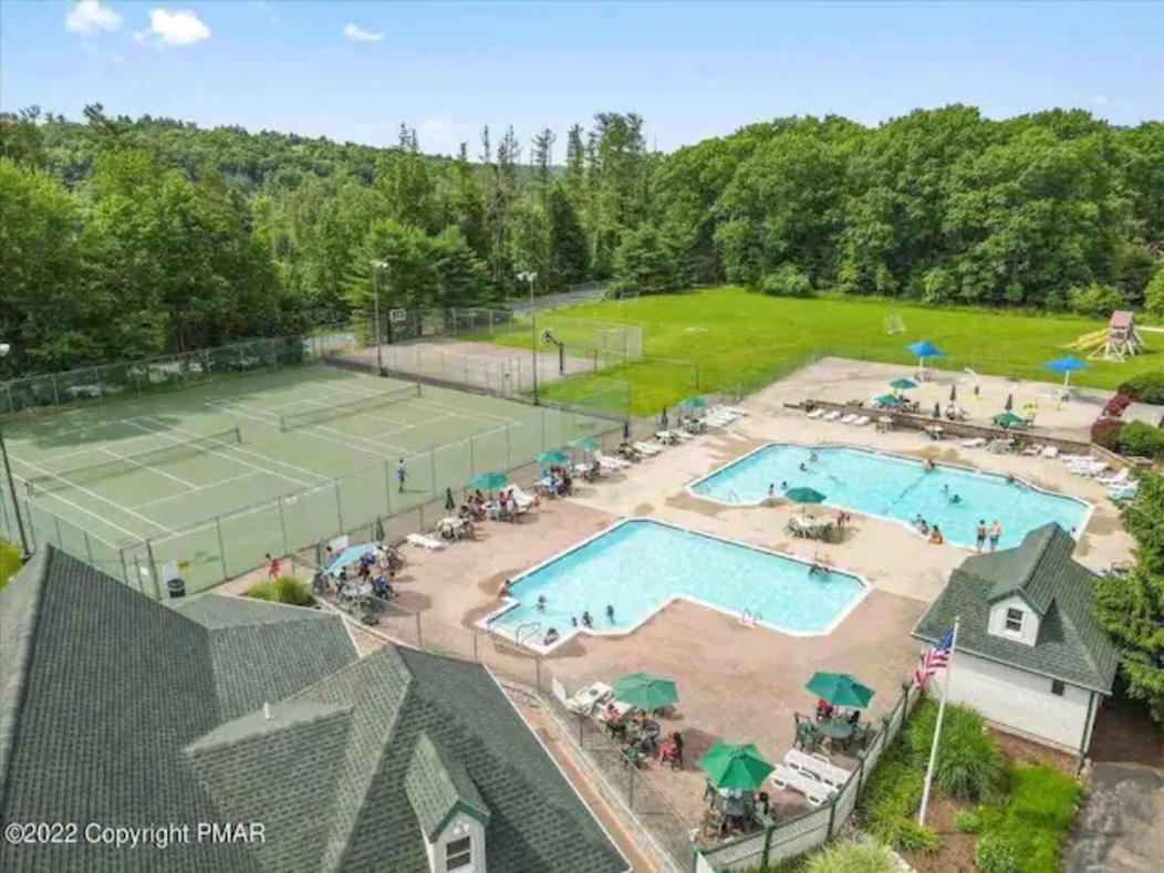 Hot Tub-king Suite-fenced Yard-game Room-fire Pit Holiday home *