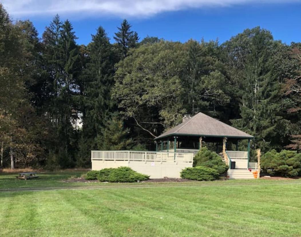 Hot Tub-king Suite-fenced Yard-game Room-fire Pit Holiday home East Stroudsburg