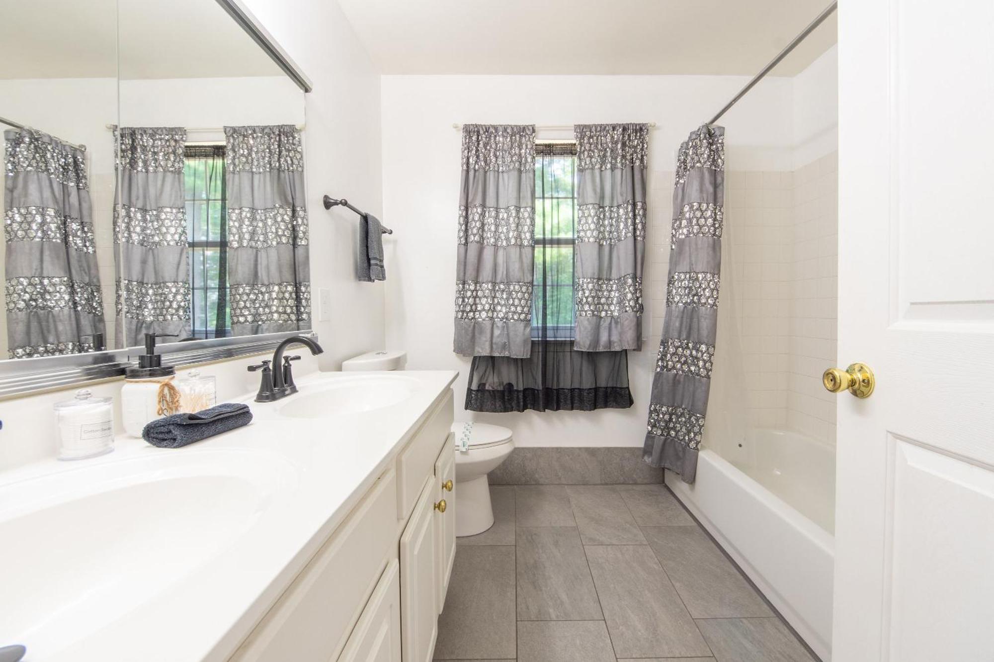 Holiday home Hot Tub-king Suite-fenced Yard-game Room-fire Pit *