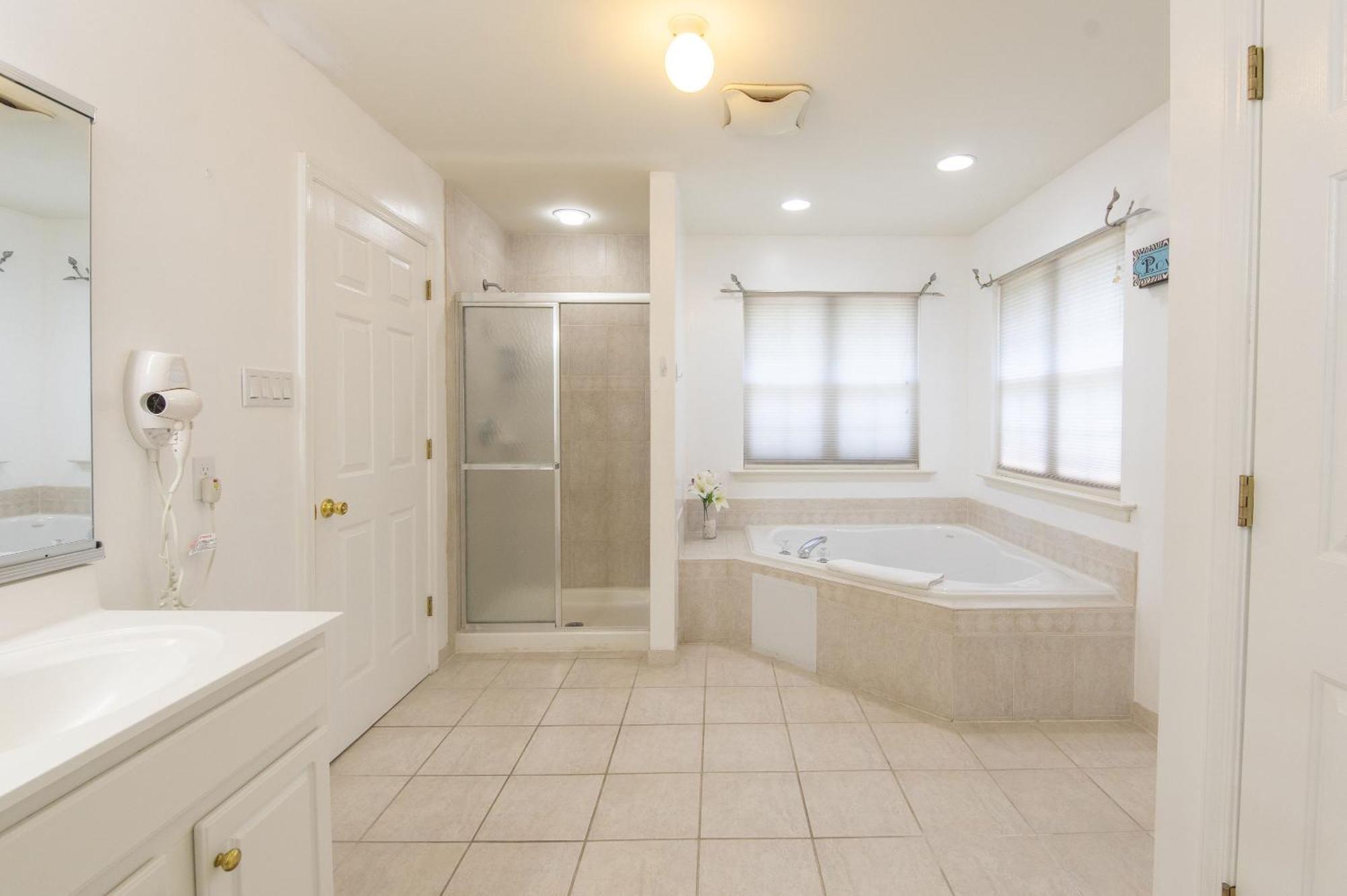 Hot Tub-king Suite-fenced Yard-game Room-fire Pit East Stroudsburg