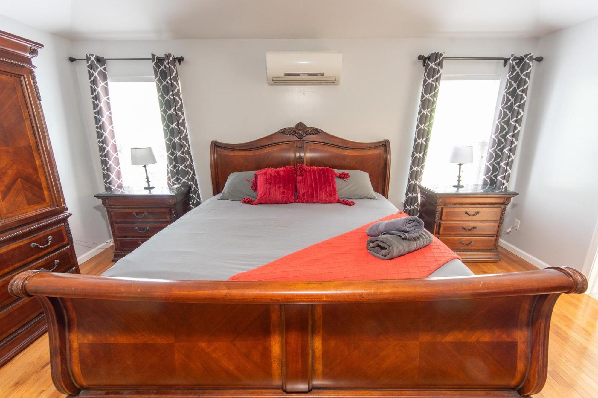 Hot Tub-king Suite-fenced Yard-game Room-fire Pit Holiday home East Stroudsburg