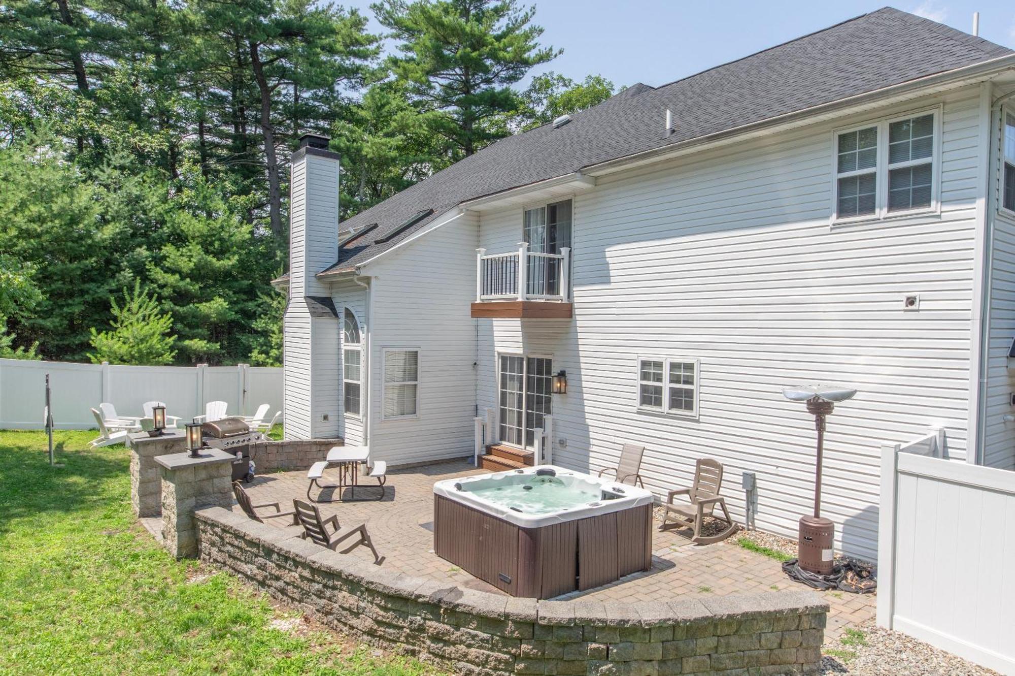 Hot Tub-king Suite-fenced Yard-game Room-fire Pit Holiday home East Stroudsburg