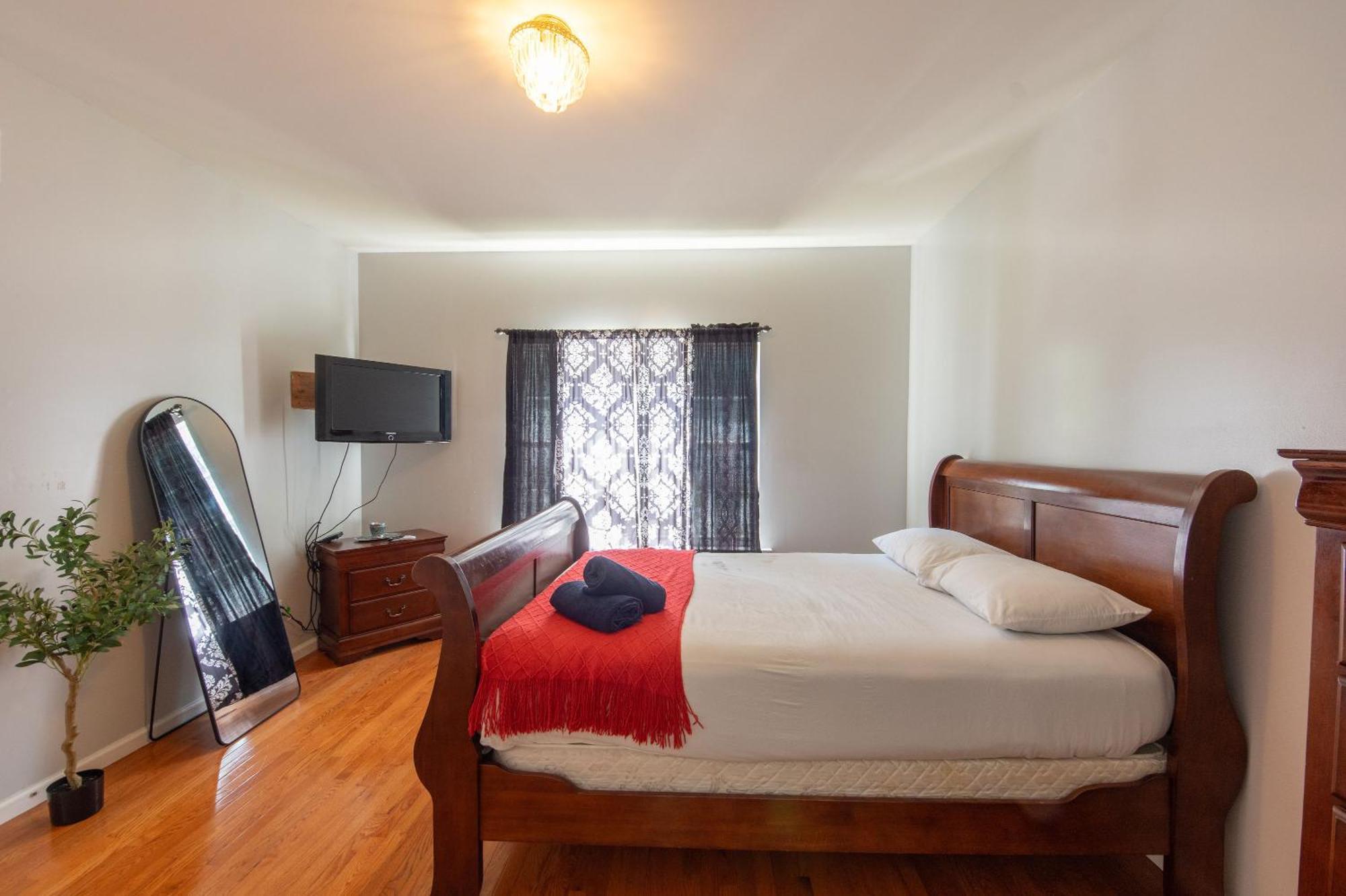 Holiday home Hot Tub-king Suite-fenced Yard-game Room-fire Pit *