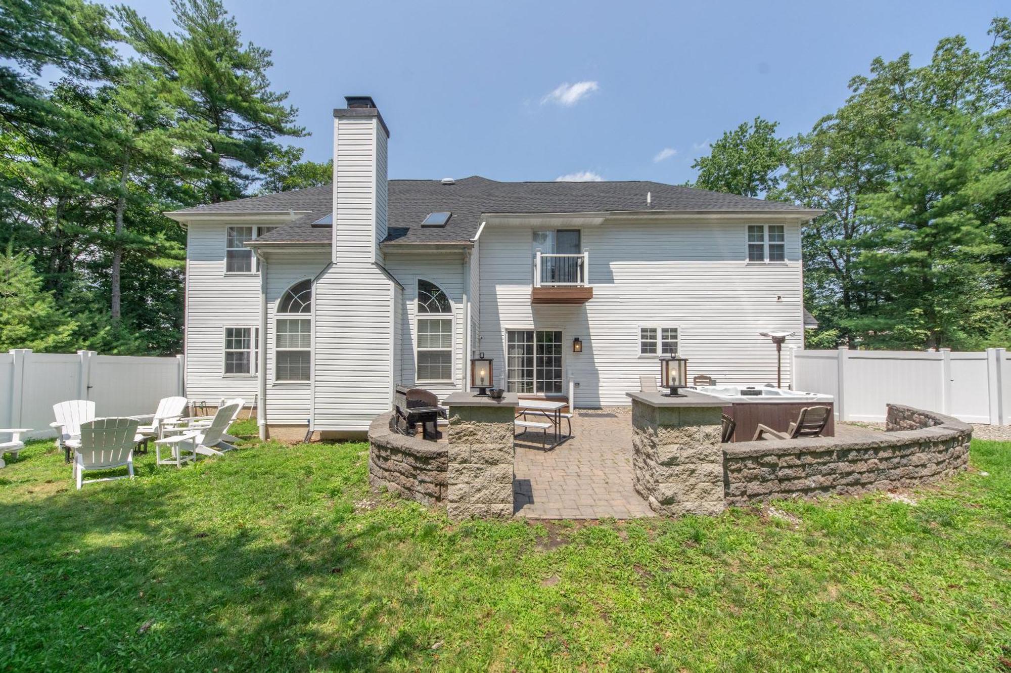 Holiday home Hot Tub-king Suite-fenced Yard-game Room-fire Pit East Stroudsburg