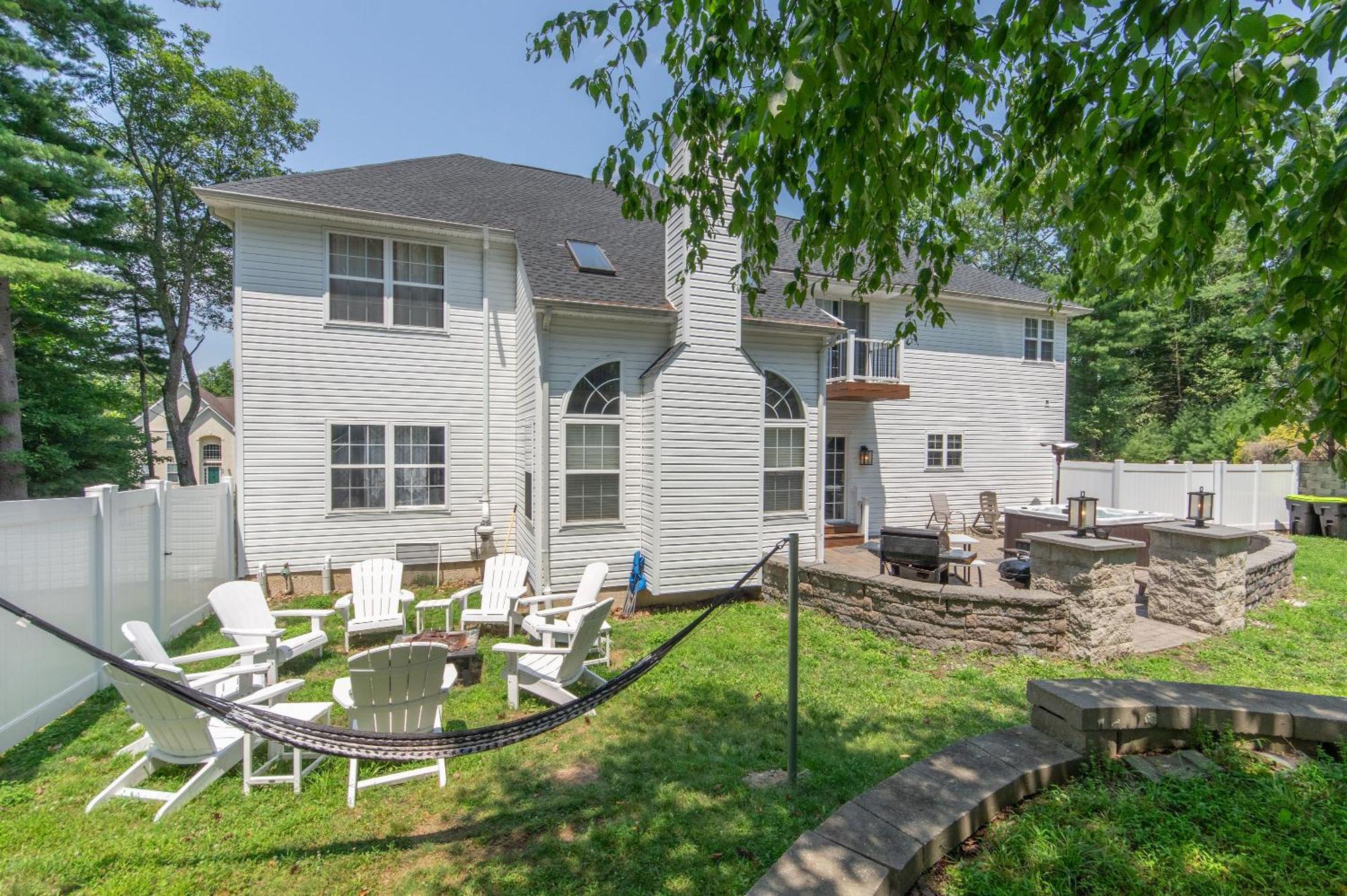 Hot Tub-king Suite-fenced Yard-game Room-fire Pit Holiday home East Stroudsburg