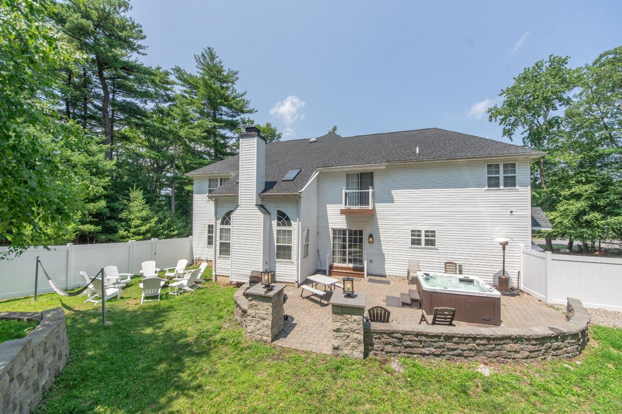 Hot Tub-king Suite-fenced Yard-game Room-fire Pit