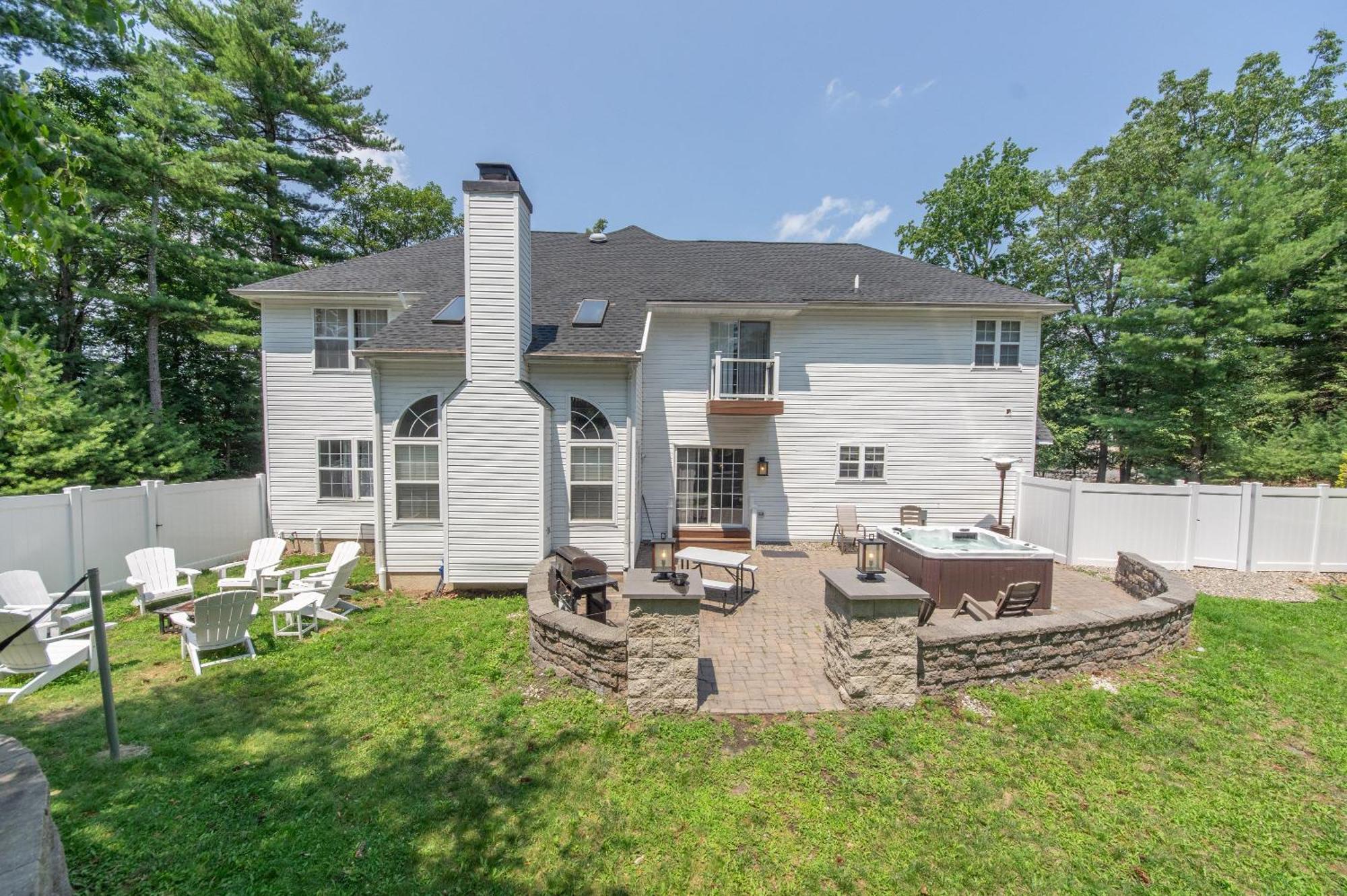 Hot Tub-king Suite-fenced Yard-game Room-fire Pit Holiday home East Stroudsburg